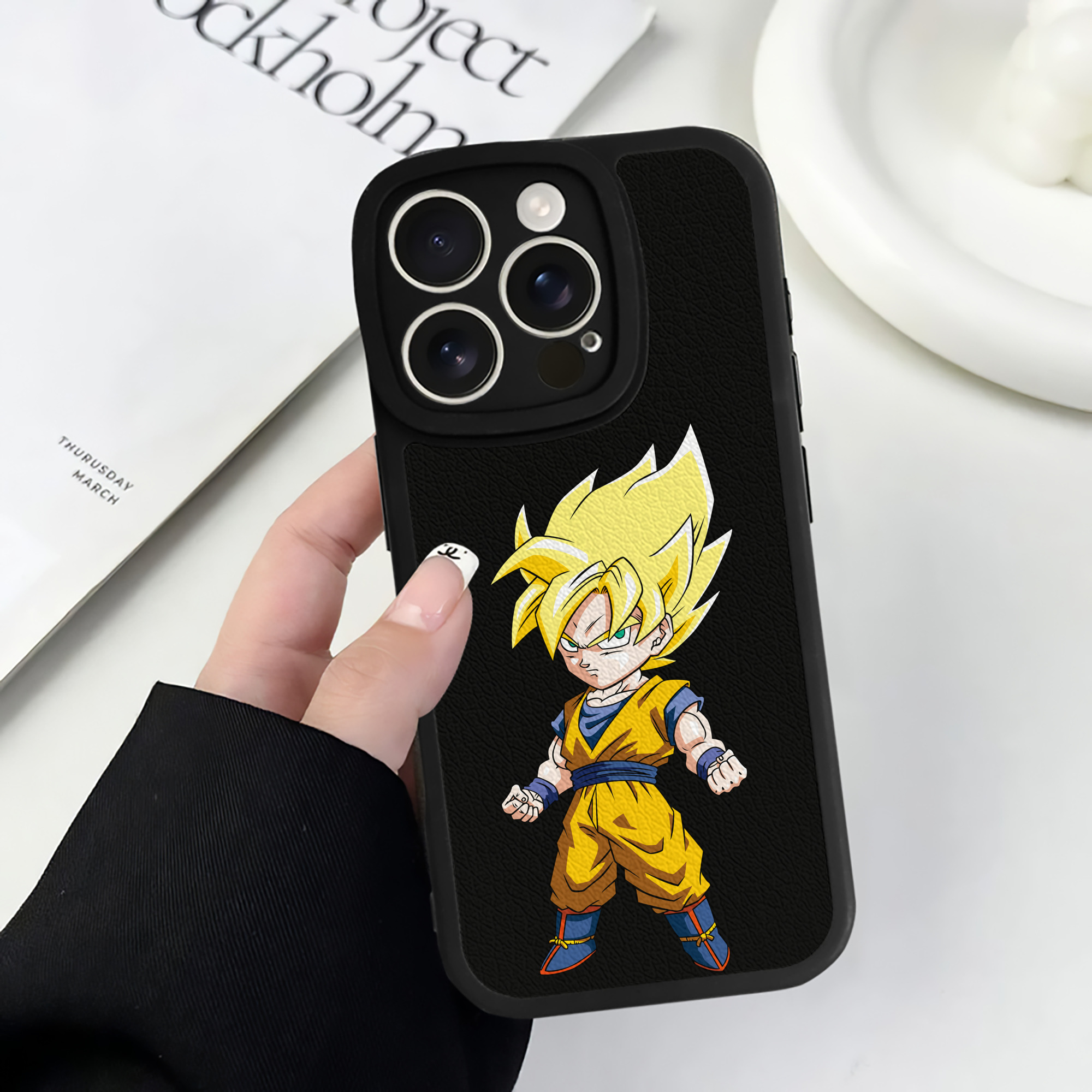 （画像用） ドラゴンボール 孫悟空（そん ごくう）Son Goku カカロット DRAGON BALL Kakarotto 【iPhone 16シリーズ対応】シリコンスマホケース（レザー調） 材質：シリコン